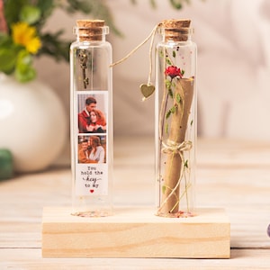 Regalo Botellas con Carta de Amor y Foto Personalizada con Base de Madera, Regalo Romántico para Aniversario, San Valentín, Ocasión Especial