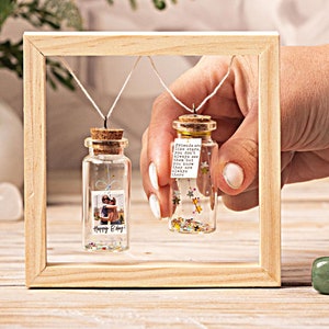 Gli amici sono come le stelle. Gli amici sono come le stelle. Cornice in legno con due bottiglie. Regalo ideale, regalo con foto e messaggi