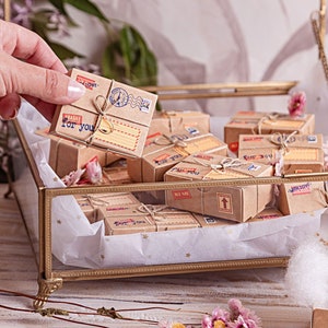 Imballaggio del pacco postale in miniatura. Packaging per messaggio in bottiglia. Regalo personalizzato. Scatole per confezionare miniature, scatole
