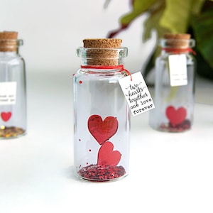 due cuori insieme un amore per sempre. Messaggio in una bottiglia. Miniature. Regalo personalizzato. Divertente cartolina d'amore. Amore per sempre