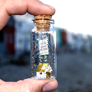 cadeau de pendaison de crémaillère. Notre première maison. Offrez notre première maison. Message dans une bouteille. Miniatures. Cadeau personnalisé. Cadeau de déménagement