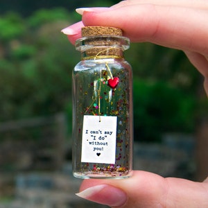 I Can't Say I Do Without You. Mensaje en una botella. Miniaturas. Regalo personalizado. Divertida postal de amor.
