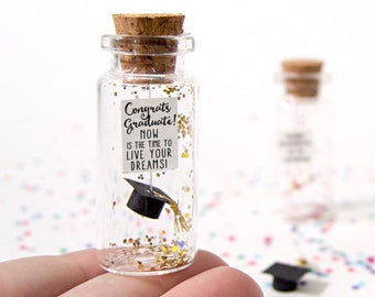 Regalo di laurea Regalo per studenti Congratulazioni. Divertente cartolina di laurea. Messaggio in una bottiglia. Miniature. Regalo personalizzato.