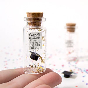Cadeau de remise de diplôme Cadeau étudiant Félicitations. Carte postale de remise de diplôme amusante. Message dans une bouteille. Miniatures. Cadeau personnalisé.