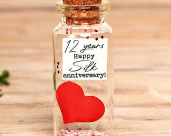 Cadeau voor het 12-jarig zijden jubileum – Miniatuurflesje met rood zijden hartje en foto, gepersonaliseerd aandenken aan het 12-jarig huwelijksjubileum voor hem of haar, rood hartje