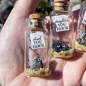 Du rockst! Flaschenpost. Miniaturen. Personalisiertes Geschenk. Lustige Liebespostkarte. Geologie.
