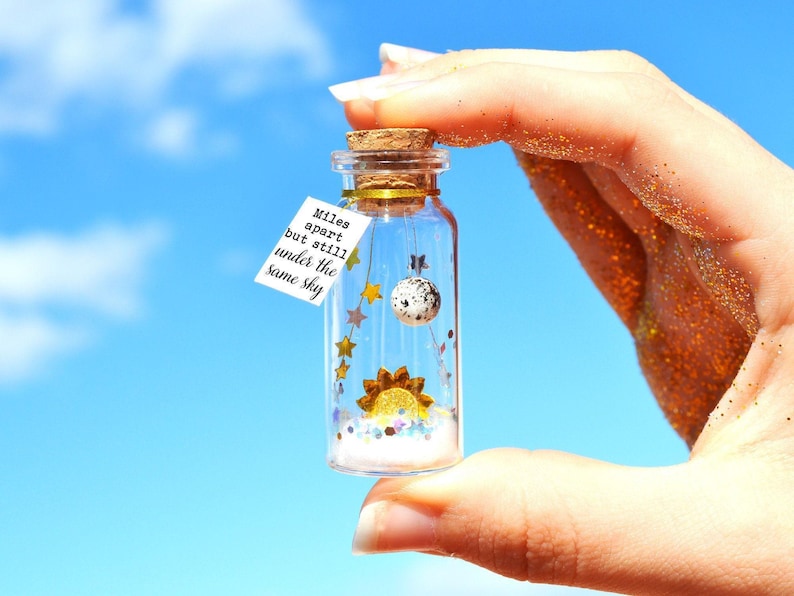 long distance relationship gift for boyfriend Always under the same Sky Deployment Miles apart Army wife Military Card Message in a bottle immagine 1