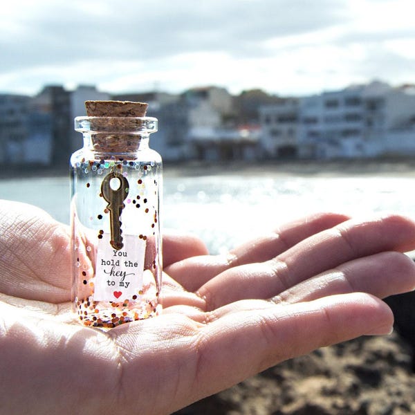 Personalized Gift for girlfriend hold the key to my heart Message in bottle. anniversary gift for Him I Love You  Love card for Her Key card