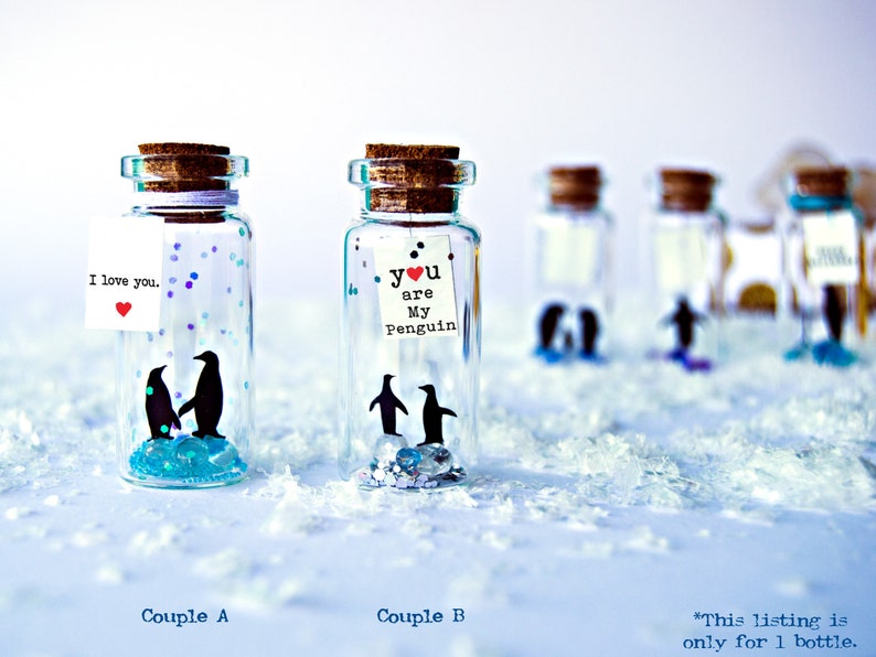 Du bist mein Pinguin. Ich liebe dich. Liebesbotschaften. Flaschenpost. Miniaturen. Personalisiertes Geschenk. Lustige Postkarte. Bild 1