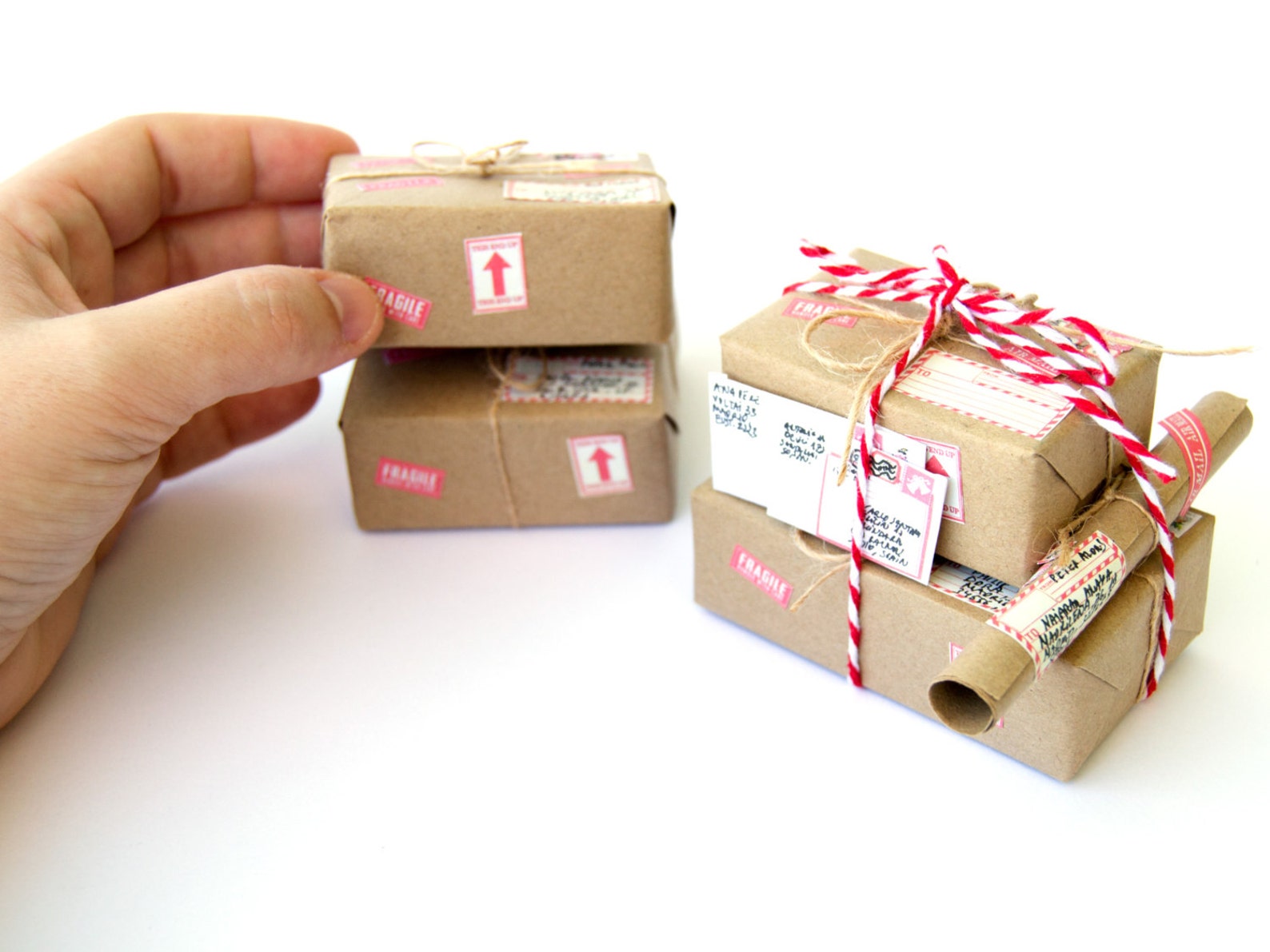 Package items. Индивидуальные подарки. Упаковка длдля миниатюр. Персонализация подарков. Маленькая коробка.