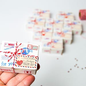 Valentijnsdag doos. Liefdesdoos. Klein postpakketje met daarin Liefdesversiering voor flesjes met een boodschap. Cadeau voor stel. Valentijnsdag