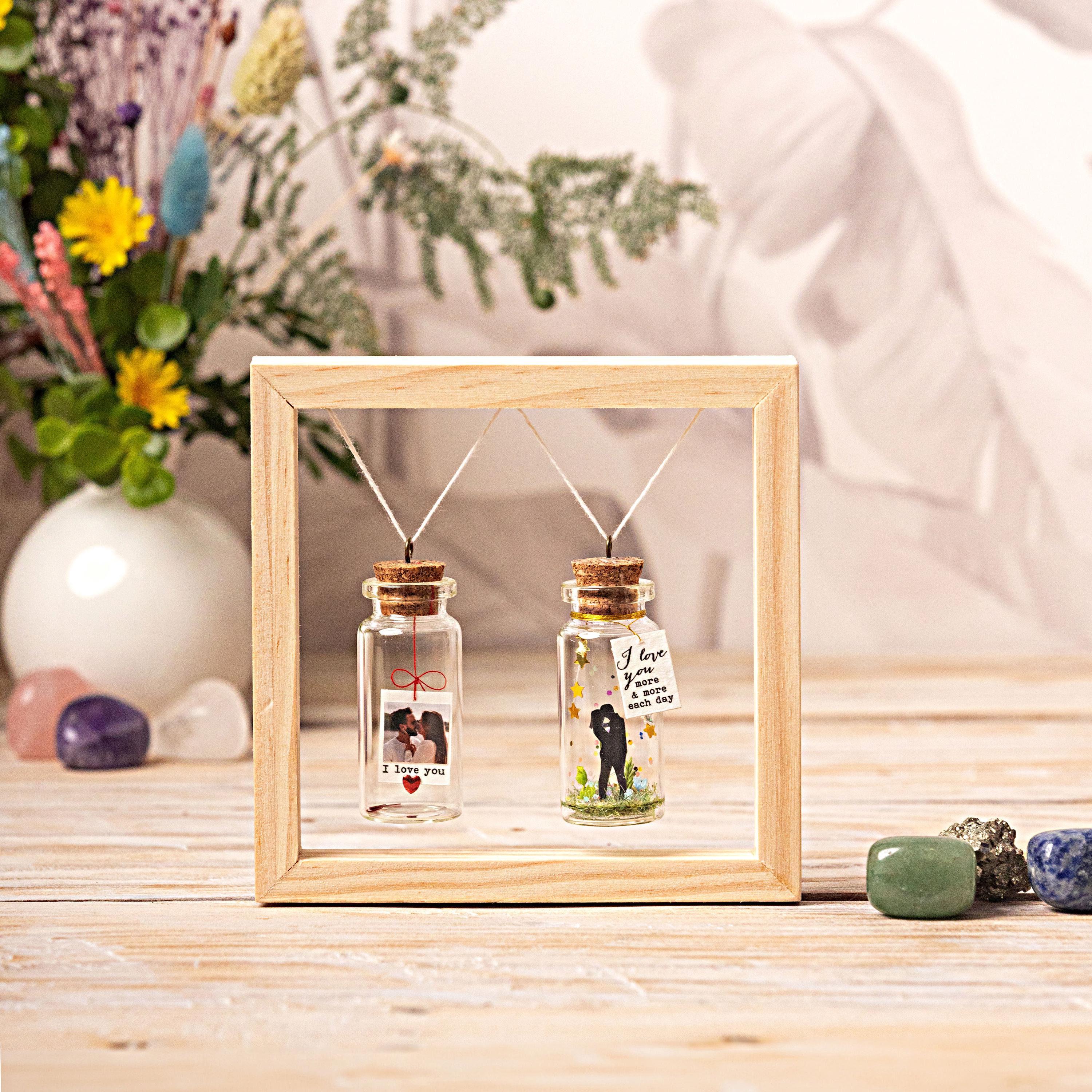 Personalisiertes Geschenk für Papa, Mama, Partner. Holzrahmen mit zwei Flaschen. Geschenk zum Valentinstag, Geschenk mit Fotos und Nachrichten