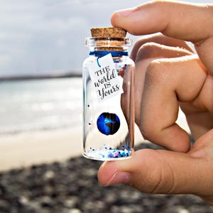 The world is yours! Mensaje motivacional. El mundo es tuyo. Mensaje en una botella. Miniaturas. Regalo personalizado. Divertida postal.