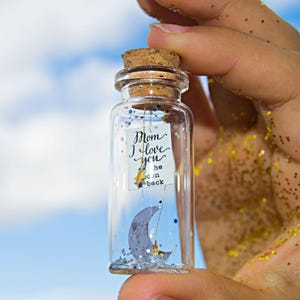 I love you to the moon & back. Te amo. Te quiero. Mensaje en una botella. Miniaturas. Regalo personalizado. Divertida postal de amor.
