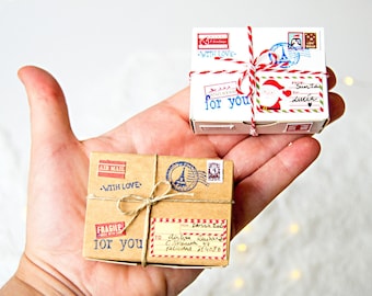 Miniatur-Postpaketverpackung. Verpackung für Flaschenpost. Personalisiertes Geschenk. Miniatur-Überraschung. Romantisch.