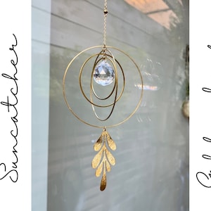 Golden Leaf Suncatcher - Celestial Brass Home Decor - Decoración natural de piedra lunar - Decoración colgante de prisma - Atrapasueños de piedras preciosas - Regalo para ella