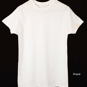 Może przedstawiać: Prosty biały t-shirt z kr&oacute;tkimi rękawami i okrągłym dekoltem. Koszulka leży płasko na czarnym tle. Prz&oacute;d.