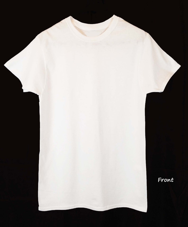 Może przedstawiać: Prosty biały t-shirt z kr&oacute;tkimi rękawami i okrągłym dekoltem. Koszulka leży płasko na czarnym tle. Prz&oacute;d.