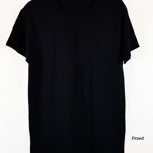 Może przedstawiać: Prosty czarny t-shirt z kr&oacute;tkimi rękawami. Koszulka wykonana jest z miękkiej, wygodnej tkaniny.