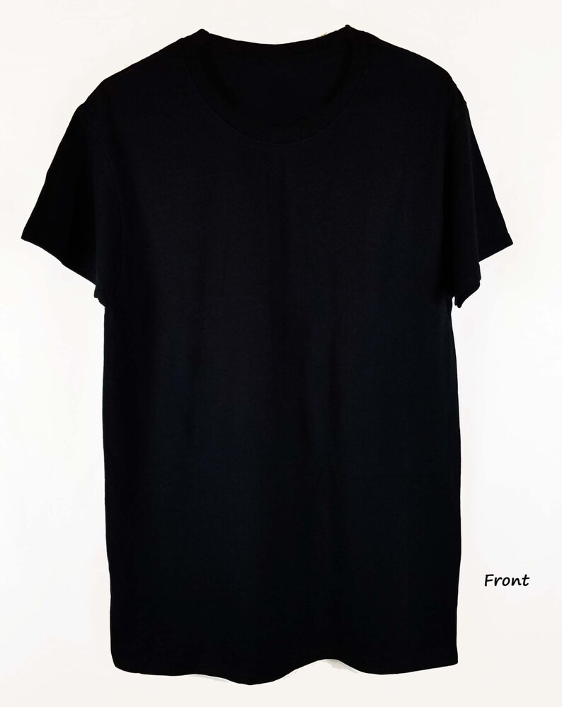 Może przedstawiać: Prosty czarny t-shirt z kr&oacute;tkimi rękawami. Koszulka wykonana jest z miękkiej, wygodnej tkaniny.