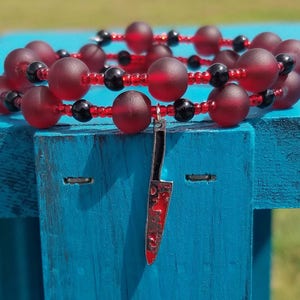 Bloody Knife Memory Wire Bracelet with Red and Black Beads / Goth Horror Braclet / Halloween Bracelets / Scream Bracelet / Scream Queens