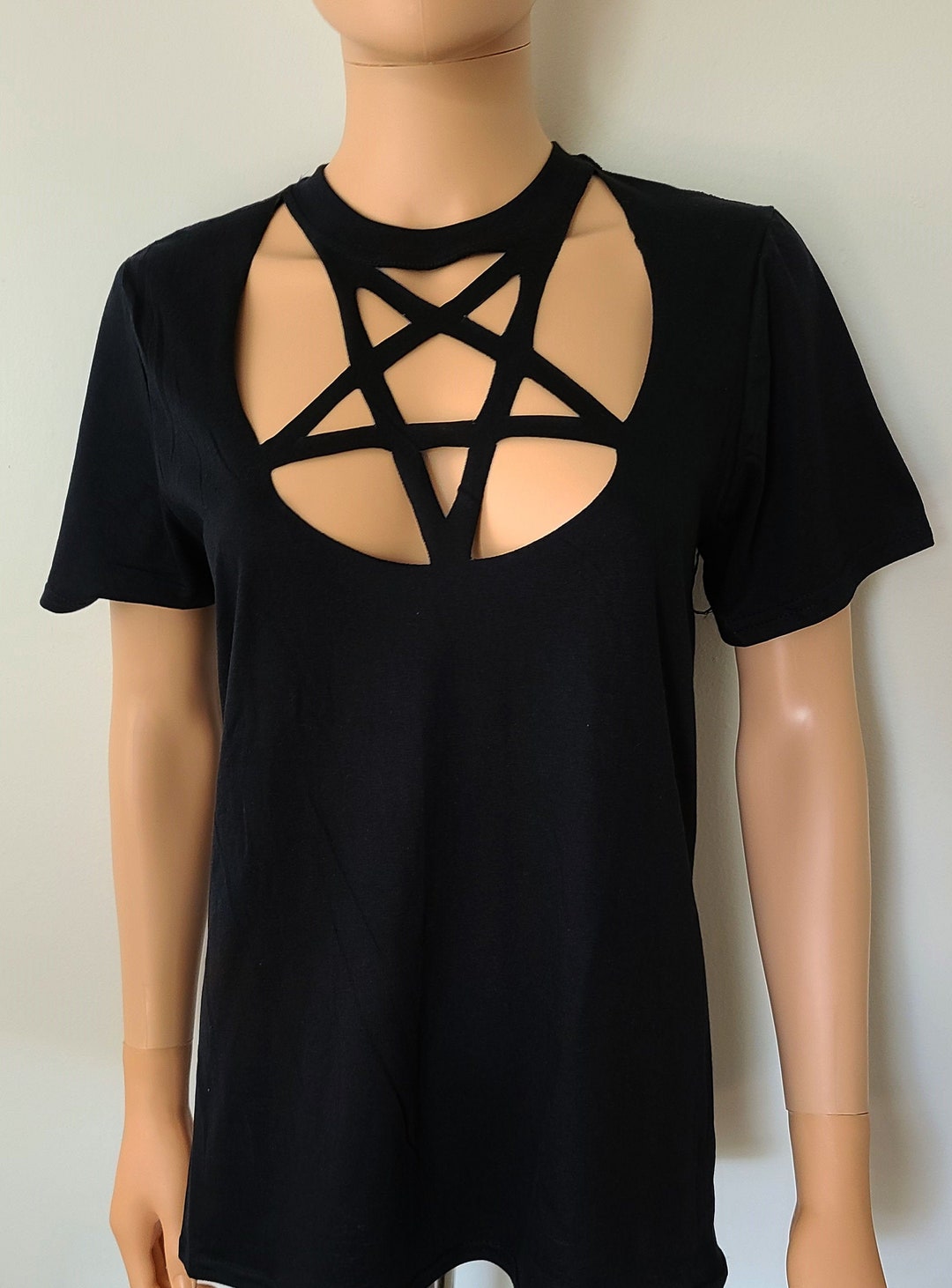 服/ファッション MM: Extra Large Cut Out Tree Pentacle Pentagram Neckline Cut Out T Shirt / Faux Harness Pentacle Shirt