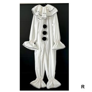 K&ouml;nnte beinhalten: Ein wei&szlig;es Clownskost&uuml;m mit schwarzem Besatz und drei schwarzen Bommeln auf der Vorderseite.