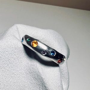 Escolha as cores das suas pedras. Anel de prata pura com formato orgânico e pedras preciosas coloridas. 4 mm de largura.