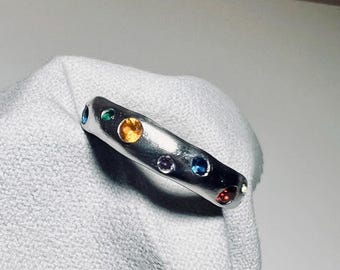 Escolha as cores das suas pedras. Anel de prata pura com formato orgânico e pedras preciosas coloridas. 4 mm de largura.