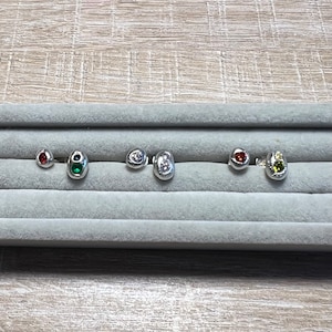 Scegli il colore delle tue pietre! Orecchini a bottone minimalisti personalizzati, orecchini a bottone asimmetrici in argento dalla forma organica, pezzi unici.