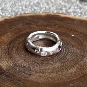 Scegli i colori delle tue pietre, Anello a fascia in argento puro organico fatto a mano personalizzabile, Fatto a mano