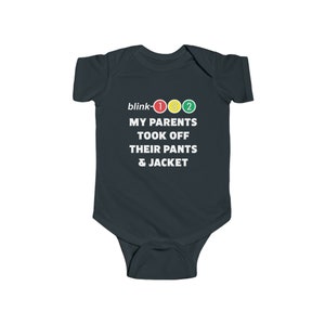 Op de afbeelding: Een donkergrijze baby romper met witte tekst die "blink-182 My Parents Took Off Their Pants & Jacket" luidt. De tekst wordt omringd door drie cirkels, een rode, een gele en een groene.