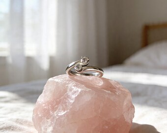 Delicado anillo envolvente de plata de ley con topacio blanco.