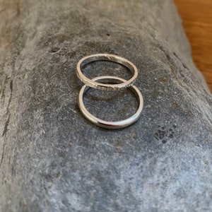 Anelli impilabili minimalisti in argento sterling, anello midi in argento, anello impilabile in argento, anello minimalista in argento, anello testurizzato, anello in argento