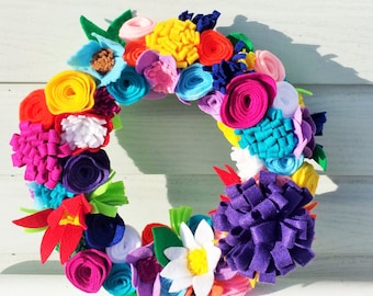 Couronne de fleurs en feutre lumineux : décoration estivale colorée