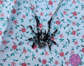 Ventana Negra/ Vengadores/ Araña/ Collar de encanto/Cadena de 19"/ Metal plateado/ Dañado