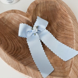 Scalloped Rosebud Bow