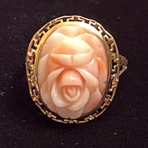 Hand carved coral ring - 14kt gold - size 9 Vintage