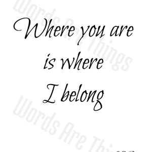 Puede incluir: Cita tipográfica en blanco y negro que dice "Donde estás, ahí es donde pertenezco".