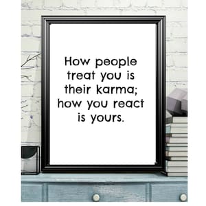 Puede incluir: Impresión enmarcada en blanco y negro con la cita "Cómo te tratan las personas es su karma; cómo reaccionas es tuyo."