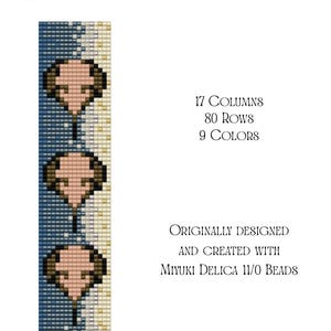 Pode incluir: Um padrão de pulseira de tear com um design de caranguejo-ferradura. O padrão inclui 17 colunas, 80 linhas e 9 cores. Projetado com contas Miyuki Delica 11/0. O texto "Horseshoe Crabs" e "Cockworksquirrel.etsy.com" são visíveis.
