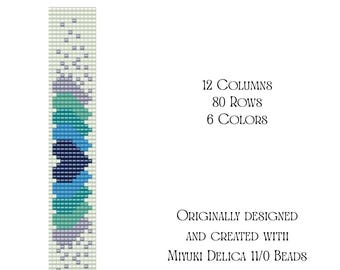 Può includere: Un modello per braccialetto a telaio intitolato "Echoing Hearts (Blu/Verde)" con un design di forme blu, verdi e viola. Il modello include 12 colonne, 80 file e 6 colori. Il design è creato con perline Miyuki Delica 11/0.