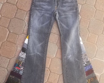 Upcycled vrouwen verschoten zwarte Bell Bottom Jeans