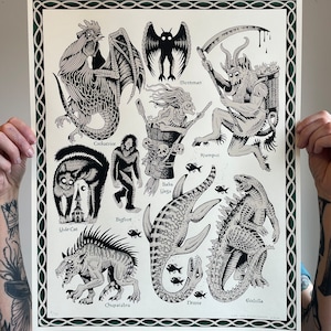 Puede incluir: Ilustración en blanco y negro de varias criaturas míticas, incluyendo una Cockatrice, Mothman, Krampus, Baba Yaga, Bigfoot, Nessie, Godzilla, Chupacabra y un Hide Cat. La ilustración está sobre un fondo crema con un borde verde.