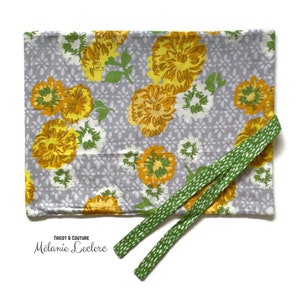 Cotton placemat with practical utensil holder Yellow flowers, green image 2
