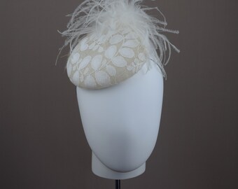 Cappello da sposa da sposa - Fascinator d'avorio - Copricapo di piume di struzzo - Fascinator da sposa d'avorio - Cappello sovrapposto in pizzo bianco sporco - Copricapo d'avorio