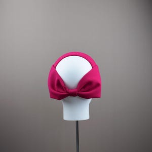 Fascia per capelli con fiocco posteriore rosa fucsia - Fascia per capelli Ascot Royal Enclosure - Fascia per capelli in crêpe rosa scuro - Cappello da sposa rosa ciliegia - Fascia per capelli con fiocco oversize