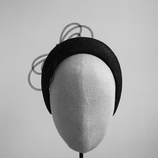 Bandeau de croissant de lune de paille noire - Bandeau de mariage noir - Chapeau de bandeau large de couronne de Halo noir - Chapeau de bandeau de cheveux de duchesse d'invité de mariage noir