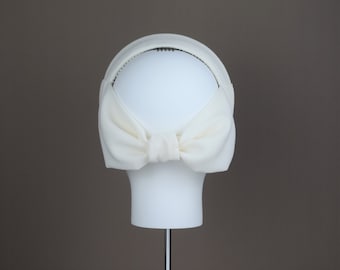 Elfenbein creme Fascinator Crepe Stoff überzogener Hutband Stirnband mit großer Schleife hinten für Hochzeit, Taufe