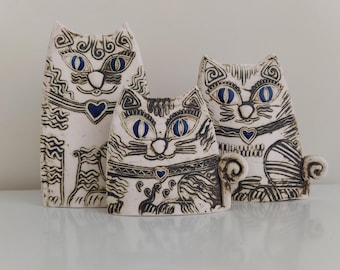 Katzenfiguren aus Keramik in drei verschiedenen Größen. Rustikales Wohnkultur Geschenk für Katzenliebhaber